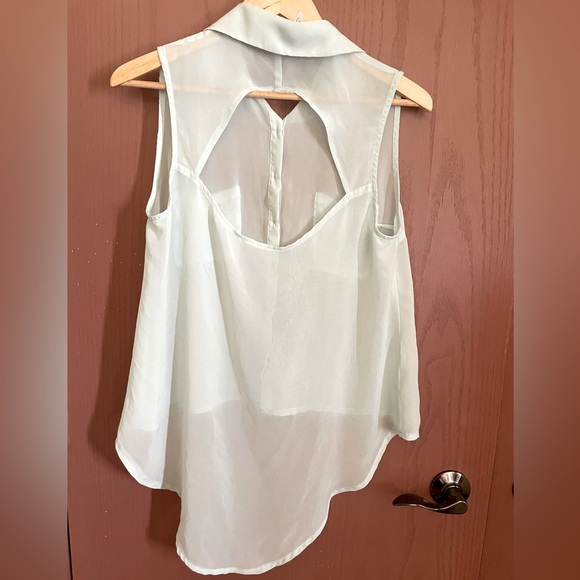 🦋 2 / $27 🦋 Light & Sheer Large Mint Green Sleeveless. A cut-Out on the back. - Picture 4 of 6